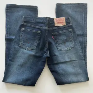 Vintage lågmidjade bootcut Levis jeans i modellen 529. Midjemått: 74 cm. Innerbenslängd: 84. Säljer då de är för små i midjan, därför finns det ingen bild med dragkedjan stängd. Modellen är 167 cm lång. Skriv privat för mer bilder och mått 💘