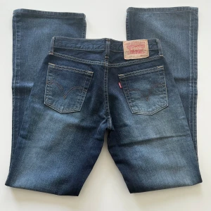 Levis jeans - Vintage lågmidjade bootcut Levis jeans i modellen 529. Midjemått: 74 cm. Innerbenslängd: 84. Säljer då de är för små i midjan, därför finns det ingen bild med dragkedjan stängd. Modellen är 167 cm lång. Skriv privat för mer bilder och mått 💘