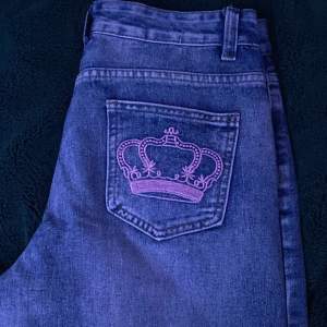 Fina baggy VB jeans (de är inte äkta) med rosa kronor, de är väldigt sköna 💕 innerbenslängden - 85 cm, midjemåttet - 37 cm 💕