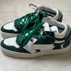 Off-white sneakers (floating arrow) - Off-White floating arrow low sneakers  Oanvända med 2 skosnören, verifiering av äkthet, box & tags