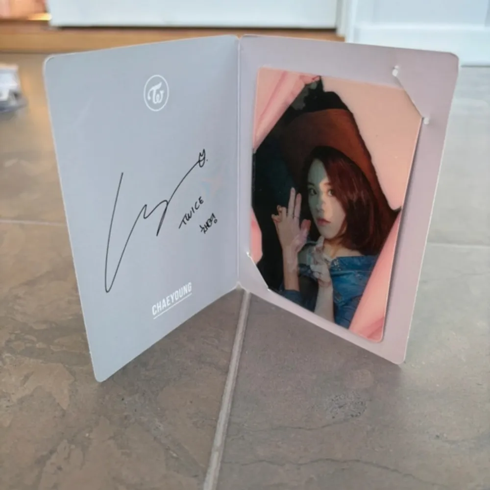 Twice Page Two album including photo cards of all members but Sana. It also comes with 3 special holographic cards of Chaeyoung, Tzuyu and Nayeon  Condition: Mint . Övrigt.