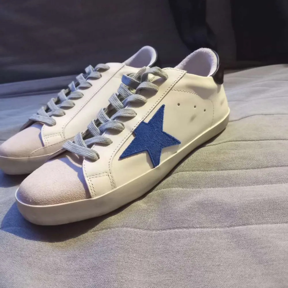 Hej, säljer ett par golden goose skor som är storlek 42-43 och är bekväma och sköna, skriv vid mer info eller bilder. Skor.