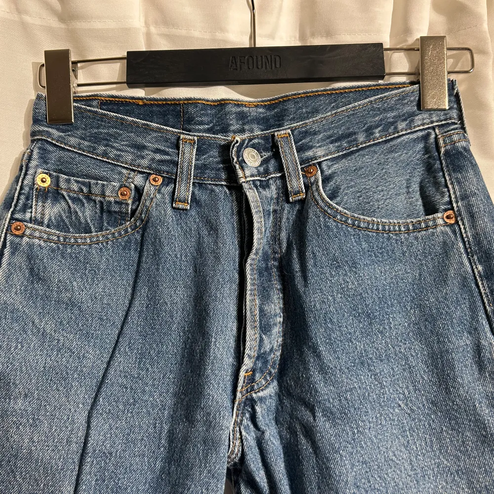 Säljer dessa skitsnygga Levis jeans storlek 27/34. Jeans & Byxor.