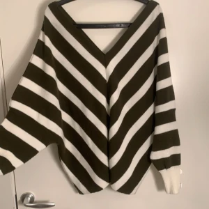 Vit/Grön off shoulder tröja - Varmt material med knappar vid armarna💓