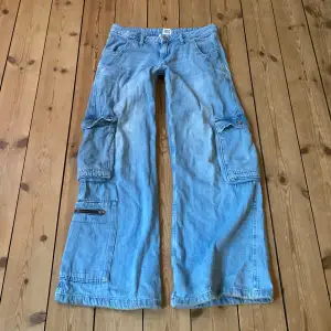 populära lågmidjade cargo-jeans från weekday i storlek 36, fint skick🫶postar/möts i centrala stockholm<3