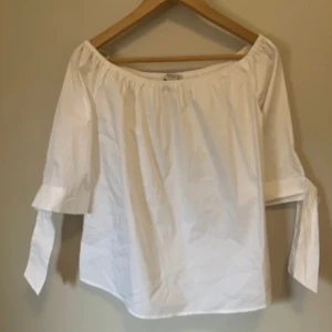 Off shoulder topp - Oanvänd off shoulder med prislapp kvar.