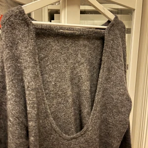 Stickad djup rygg - Jättefin stickad tröja som är öppen i ryggen från Gina Tricot 💖använd en gång som ny 😇