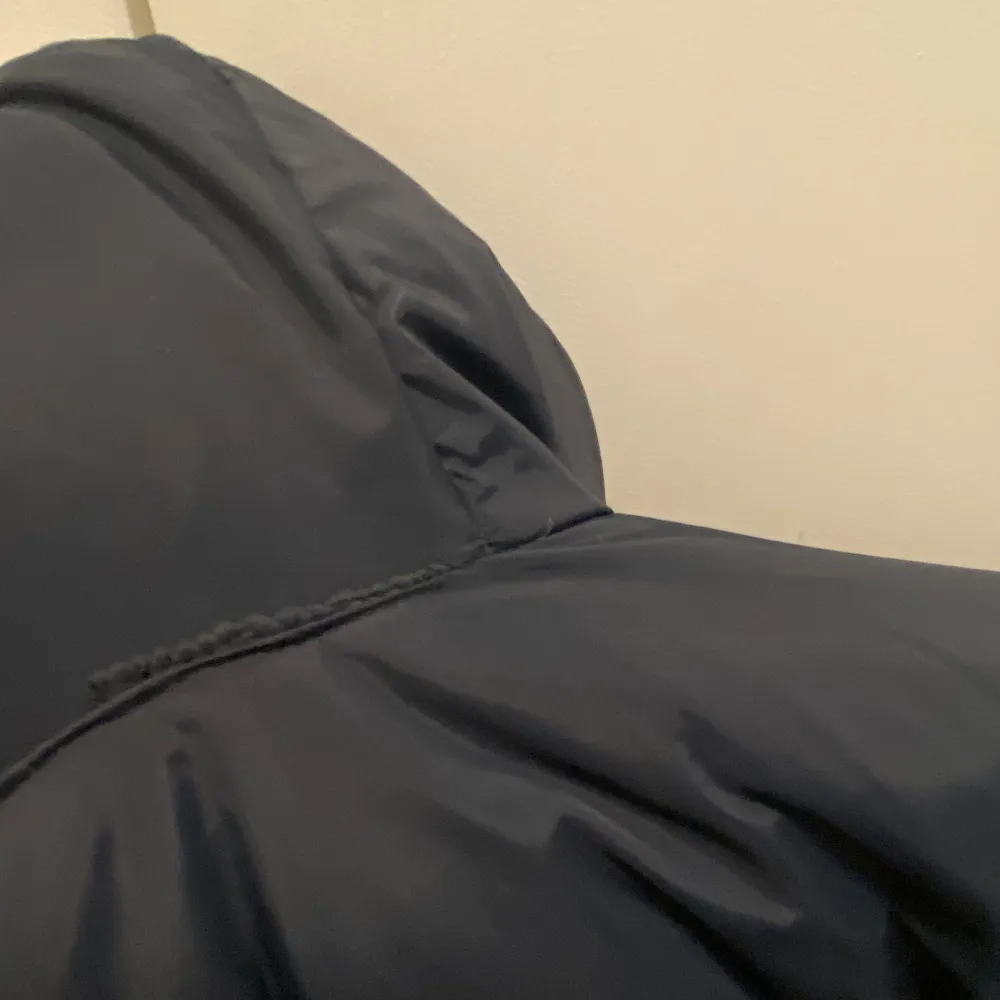 The North Face jacka för barn! I storlek 8 Som syns på de två sista bilderna är det skavanker. Det är lagat vid luvan men inget som syns eftersom luvan hänger ner och döljer det. Samt att det ej går spänna in nederkanten på ena sidan!  Frakt tillkomm. Jackor.