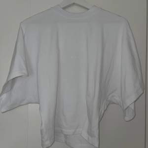 T-shirt från Bianca Ingrossos märke Avora. Använd ca 1-2 ggr. Inget att anmärka på. 