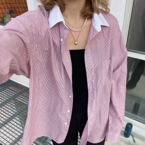 Oversized Skjorta - Hör av dig om du har några frågor! Säljer ut hela garderoben så kolla gärna igenom min profil så kan jag samfrakta, evt ge rabatt!