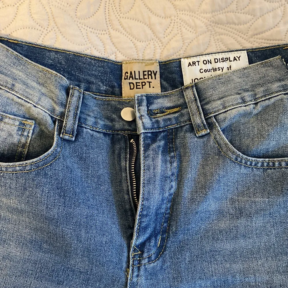 Ljusblå gallery dept byxa med en originell passform Flared.  Perfekt kondition dock är midjan små för dens längd och bred. Jeans & Byxor.