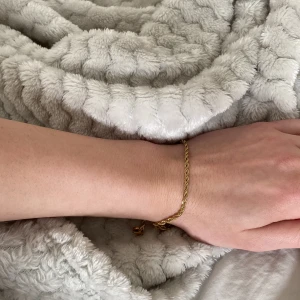 Guld armband  - Säljer detta fina guldarmband från Edblad då det ej kommer till andvändning! Armbandet är i mycket fint skick❣️tryck gärna på köp nu! Pris kan diskuteras vid snabb affär❣️