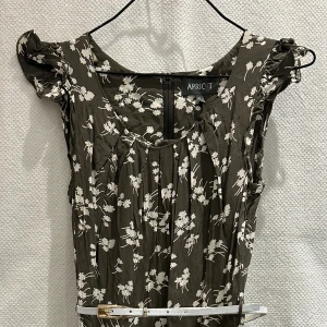 Grön blommig klänning - Blommig klänning med bälte från Apricot. 