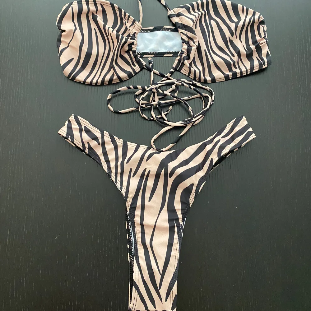 Oanvänd zebra bikini (string) Med passande kjol till Strl M men sitter mer som S Köpare står för frakt  Bilder med bikini på skickas inte  . Övrigt.