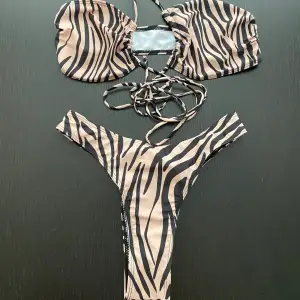 Oanvänd zebra bikini (string) Med passande kjol till Strl M men sitter mer som S Köpare står för frakt  Bilder med bikini på skickas inte  