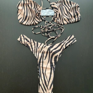 Bikini - Oanvänd zebra bikini (string) Med passande kjol till Strl M men sitter mer som S Köpare står för frakt  Bilder med bikini på skickas inte  
