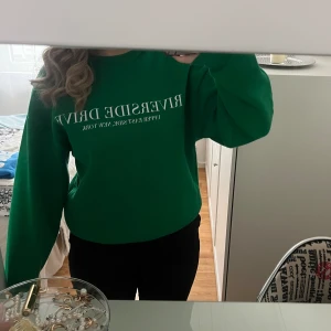 Grön collegetröja  - Säljer denna collegetröja från Gina Tricot då den inte kommer till användning längre. Använd enstaka gånger, väldigt bra skick! 