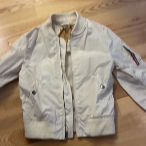 Alpha industries jacka  - Säljer en Alpha Industries bomberjacka. Den är i väldigt bra skick. 8/10 skulle jag säga. Nypris 1400kr. Strl 146