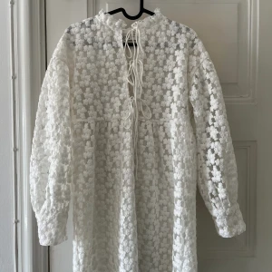 Studentklänning  - Intressekoll på min fina studentklänning från zara som jag hade i somras på min student! Enbart använd en gång🫶🏽