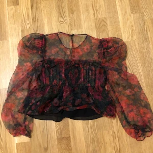 Mesh blus - Jättefin blus i meshaktigt material i mörkare röd/ svart färg med blommotiv, sitter som XXS/XS. Pris kan diskuteras:)