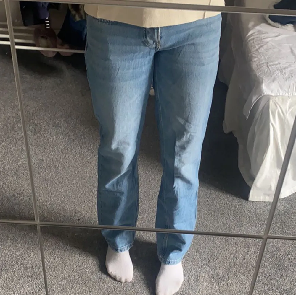 Low waist jeans!! Blivit lite för små för mig och används inte. . Jeans & Byxor.