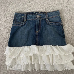 Jeans+volangkjol - Jättesöt jeanskjol med tygvolanger från ONLY i nyskick🌟❤️Storlek 34/36🌹