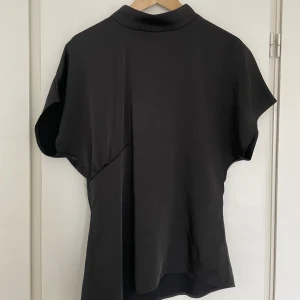 Topp från NORR - En superfin fest- eller middagstopp du kan ha året runt💕 Aldrig använd och köpt från Sellpy✨