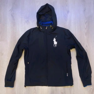 Chief keef type Ralph lauren big pony vindjacka - Säljer denna riktigt feta chief keef type big pony windbreakern. jackan släpptes för ungefär 14 år sedan vilket gör den till en väldigt rare piece. Jackan har en utvecklbar luva och även ventilation på ryggen. Cond: 10/10 Skriv privat för fler bilder