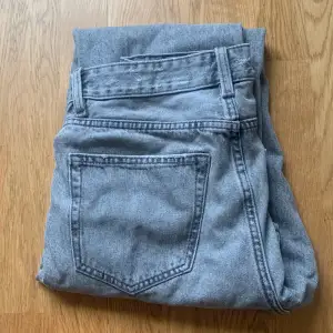 Säljer gråa zara jeans för de inte kommer till användning skick 9/10 (använt få gånger)