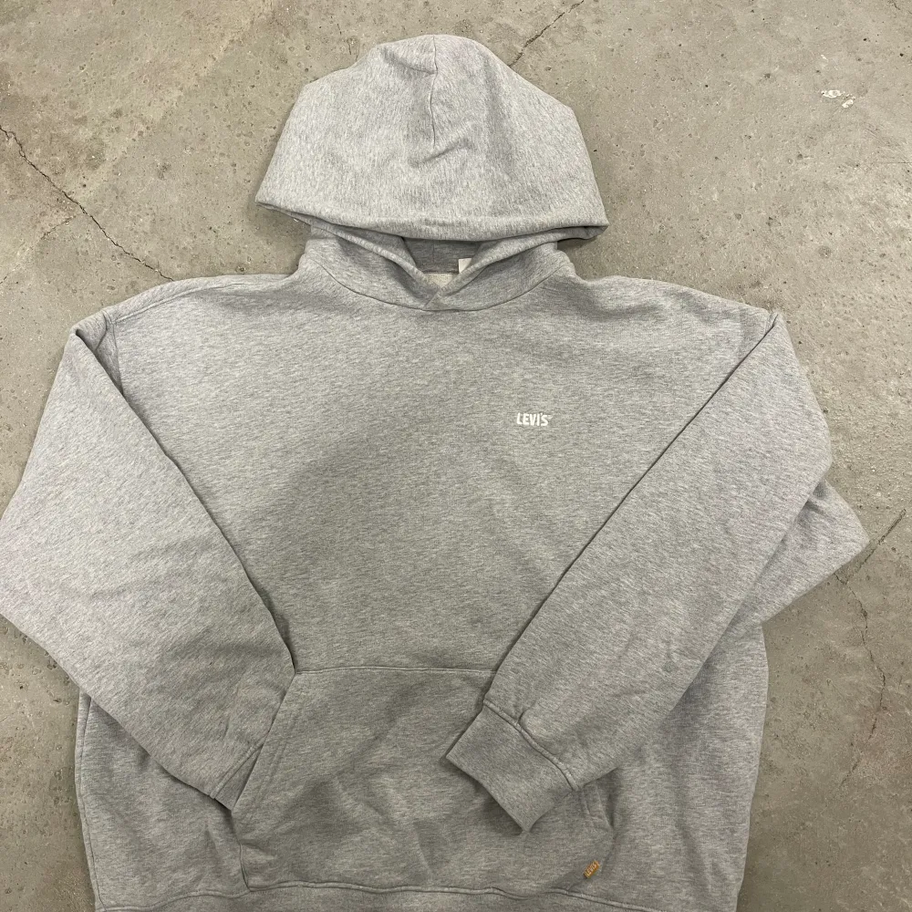 Levis Gold Tab Hoodie storlek Large. Beställd ifrån Zalando, och använd ett fåtal gånger innan jag tyckte att den var för stor och inte hade möjligheten att returnera den längre. Oversize modell, och något större i storleken.. Hoodies.