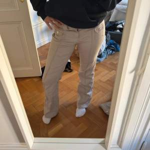 Säljer dessa eftertraktade lågmidjade bootcut jeans i storlek 38 🫶🏻