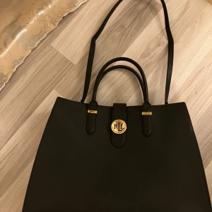 Ralph Lauren - Ralph Lauren väska. Jag fick den ny i present men den har aldrig använts.