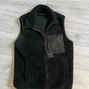 Helt ny peak performance fleece väst  - Sprillans ny peak performance fleecevästen i färgen mörkgrön. TAGS KVAR + KVITTO MEDFÖLJER.  Hör av dig vid frågor eller funderingar!