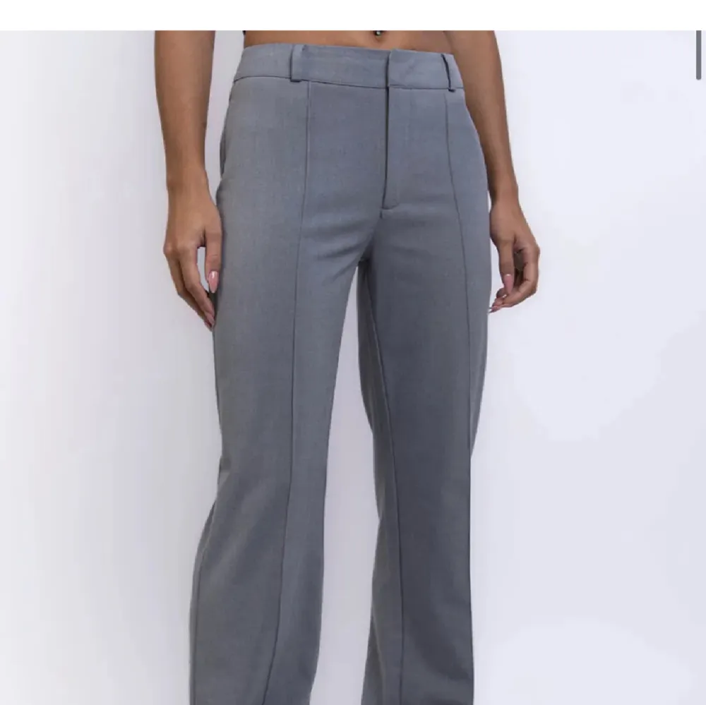 Säljer nu dessa byxor i storlek 34, regular. Passar 34/36 beroende på hur spända man vill ha dem. Pris kan diskuteras. . Jeans & Byxor.