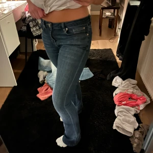 Lågmidjde jeans - Jätte fina lågmidjade jeans! Fin färg, skriv för frågor eller fler bilder!💗💗pris kan diskuteras 