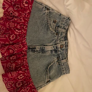 Levis kjol  - Säljer en jättefin Levis kjol, super somrig och perfekt att ha med sig utomlands, säljer på grund av att den inte kommer till användning och tror att det finns andra som skulle få mer användning av den än mig