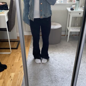 Mid Waist Bootcut Jeans  - Säljer dessa svarta bootcut jeans från bubbelroom. Mid waist och storlek 36. Säljer då det inte kommer till användning. Nypris 499kr säljer för 199kr. Skriv för fler frågor💖
