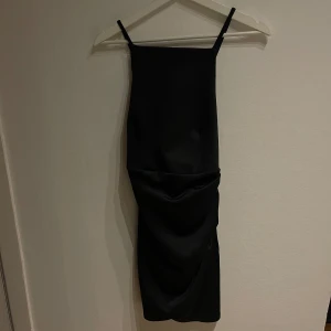 Klänning - Fodralklänning i tjockare tyg med öppen rygg 🖤