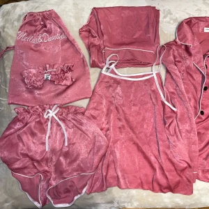 Pyjamas-set - Byxor, skjorta, linne, shorts, hårband, bag - Oanvänt 🩷