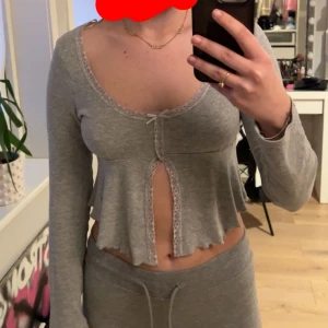 Lace detail top Ginatricot  - Den trendiga tröjan med spets och en liten gullig rosett från Gina. Säljer eftersom jag inte använder den. Har använt Max 3 gånger.