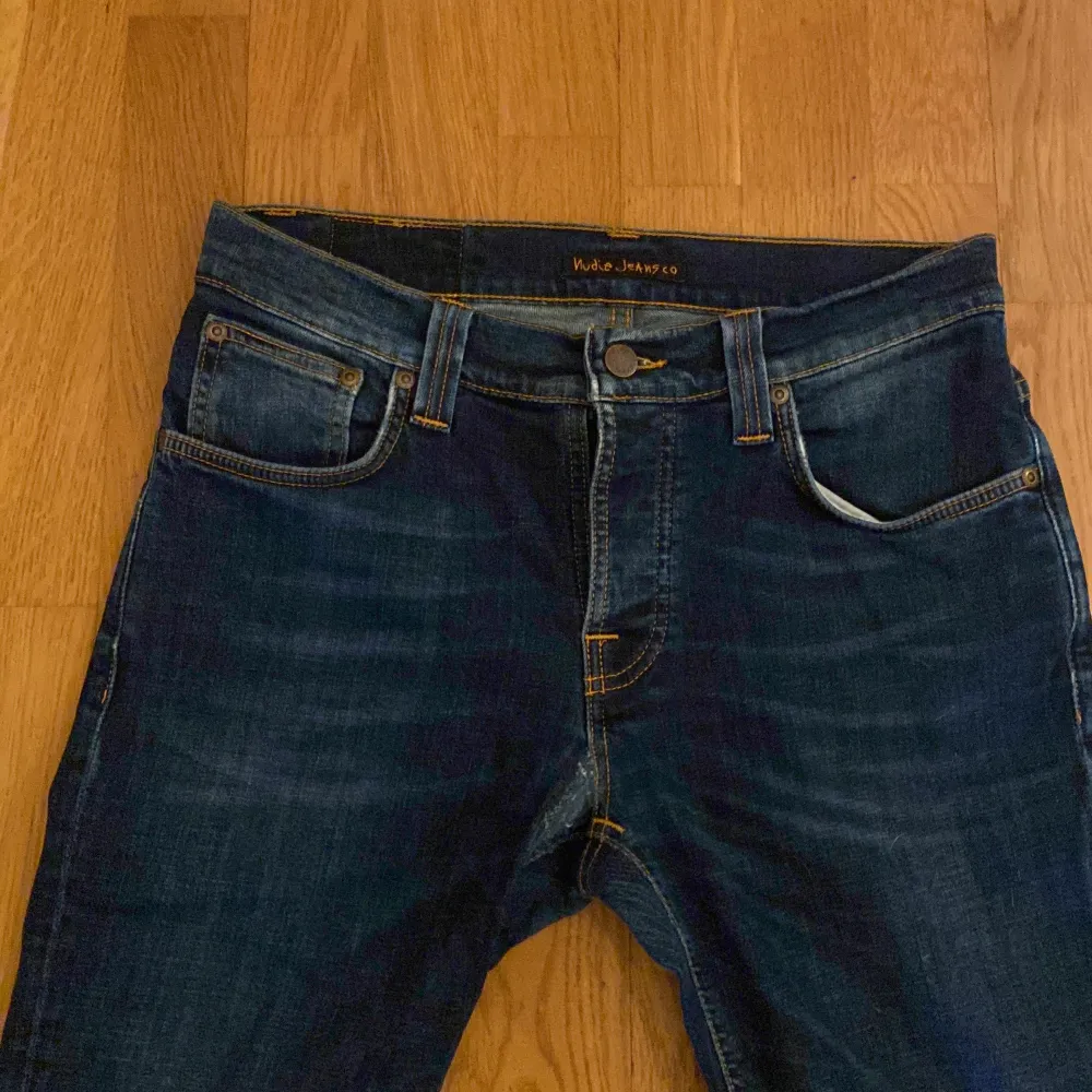 Jeans från märket Nudie. Mycket fint skick med en fin mörkblå färg. Storlek 31/32.. Jeans & Byxor.