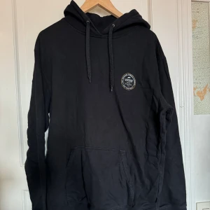 Svart vanströja - Svart vanströja med tryck på ryggen 