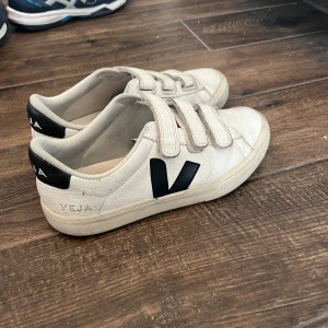 Veja skor - Jag säljer mina veja skor för 550kr, säljer då de inte kommer till användning. Köpta för 1795kr. Priset kan diskuteras.