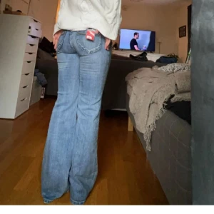 Lågmidjade jeans - Helt nya lågmidjade jeans ,med Coola detaljer , fler bilder kan tas . Mått 35-39 (stretchig midja) innebensmått 81 
