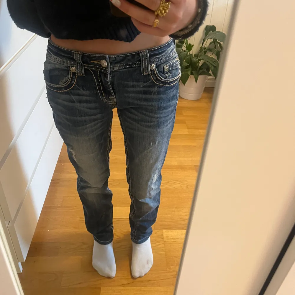 Säljer mina supercoola lågmidjade MissMe jeans som har snygga slitningar och detaljer💓De är knappast använda🙏🏻står att dom är skinny, men jag skulle säga straight,raka😊 Storlek 28 Innerbenslängd: 71cm Midjemått: 78cm Hör av dig vid frågor💓. Jeans & Byxor.