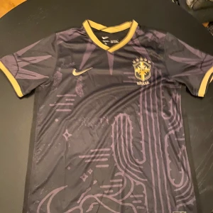 Brasilien fotbolls tröja - Storlek L kvalitet 9/10 inga yttre slitningar men text börjar slitas inne i tröjan pris 250