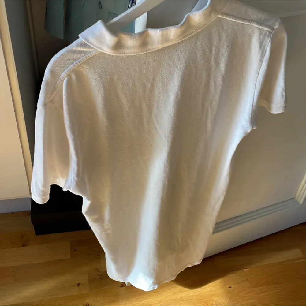 Väldigt snygg vit Ralph Lauren Piké i storleken 16-18 vilket jag skulle säga passar S kanske även XS. Kom privat för fler bilder. 😃. T-shirts.