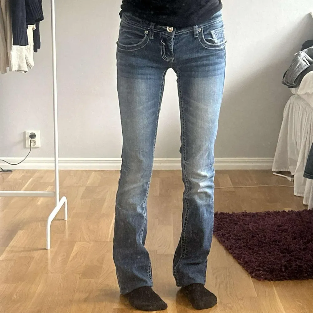 Bootcut Jeans i Lowrise modell💓. Innerbensmåttet är 81 cm och midjemåttet är 33 cm. Frågor och funderingar är varmt välkomna 😇 Fler likande plagg och annat fint finns på profilen ✨️   T8 145. Jeans & Byxor.