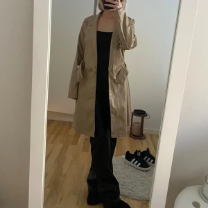 Kappa i läderimitation  - Från boohoo, storlek 36.