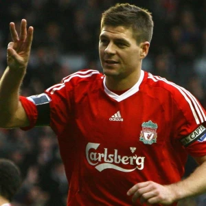 Retro Liverpool tröja - En äkta, äldre och kvalitativ fotbollströja från år 2008. Ej använd Om det är några frågor eller om du vill se fler bilder är det bara att kontakta. Tröjan är i storlek S men passar även M. Som du ser på numrera och siffrorna är den äkta❤️🌹